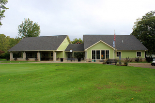 Cascades Clubhouse and putting green at Cascades Golf Course